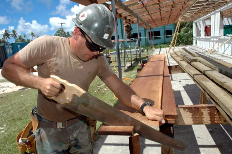 charpentier-MOULINET-min_worker_construction_building_carpenter_male_job_build_helmet-893290